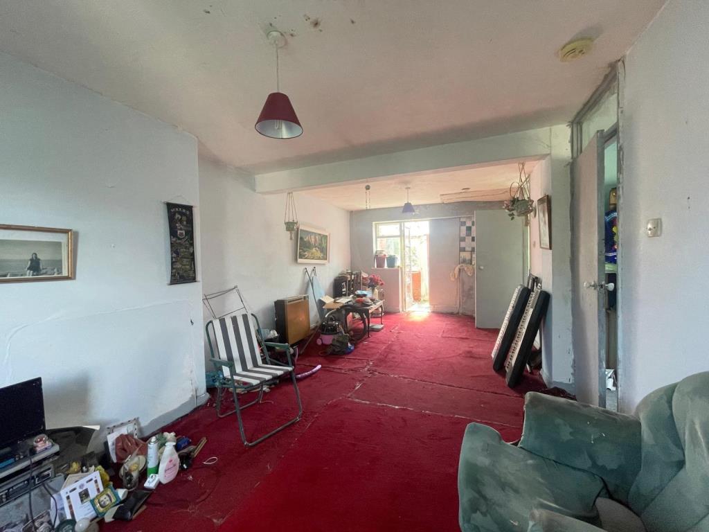 Lot: 42 - SEMI-DETACHED HOUSE FOR IMPROVEMENT - Living/dining room